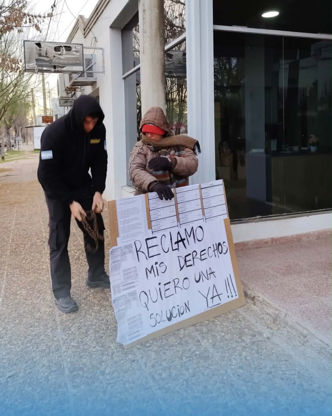 mujer se encadenó EPE 110826