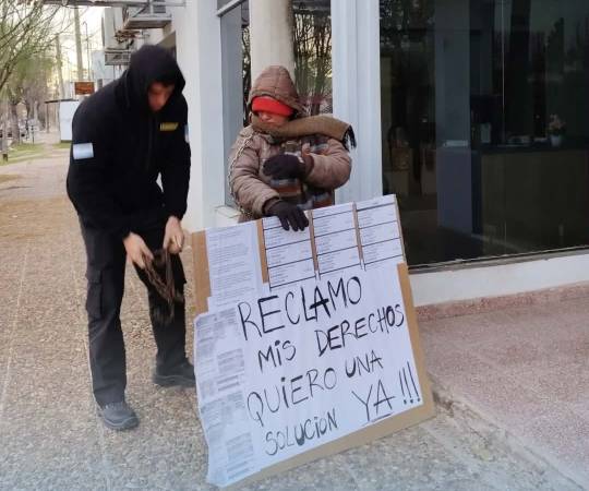 SE ENCADENÓ FRENTE A LAS OFICINAS DE EPE