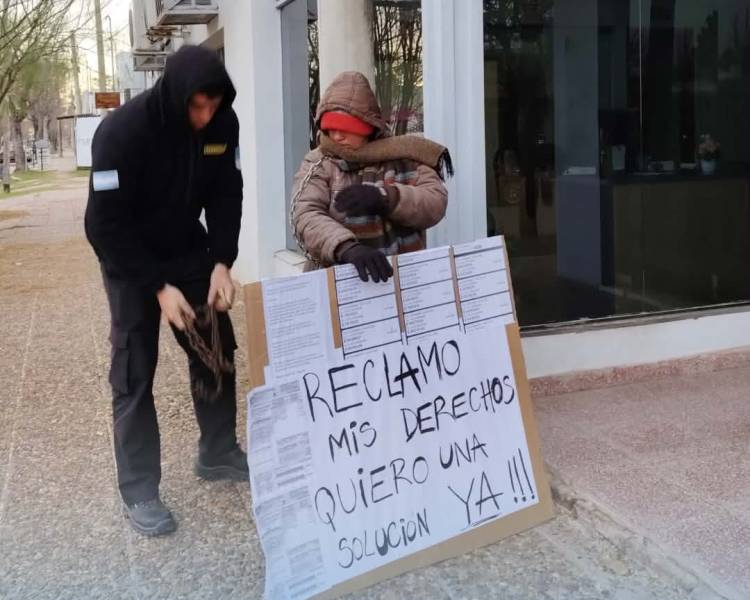SE ENCADENÓ FRENTE A LAS OFICINAS DE EPE